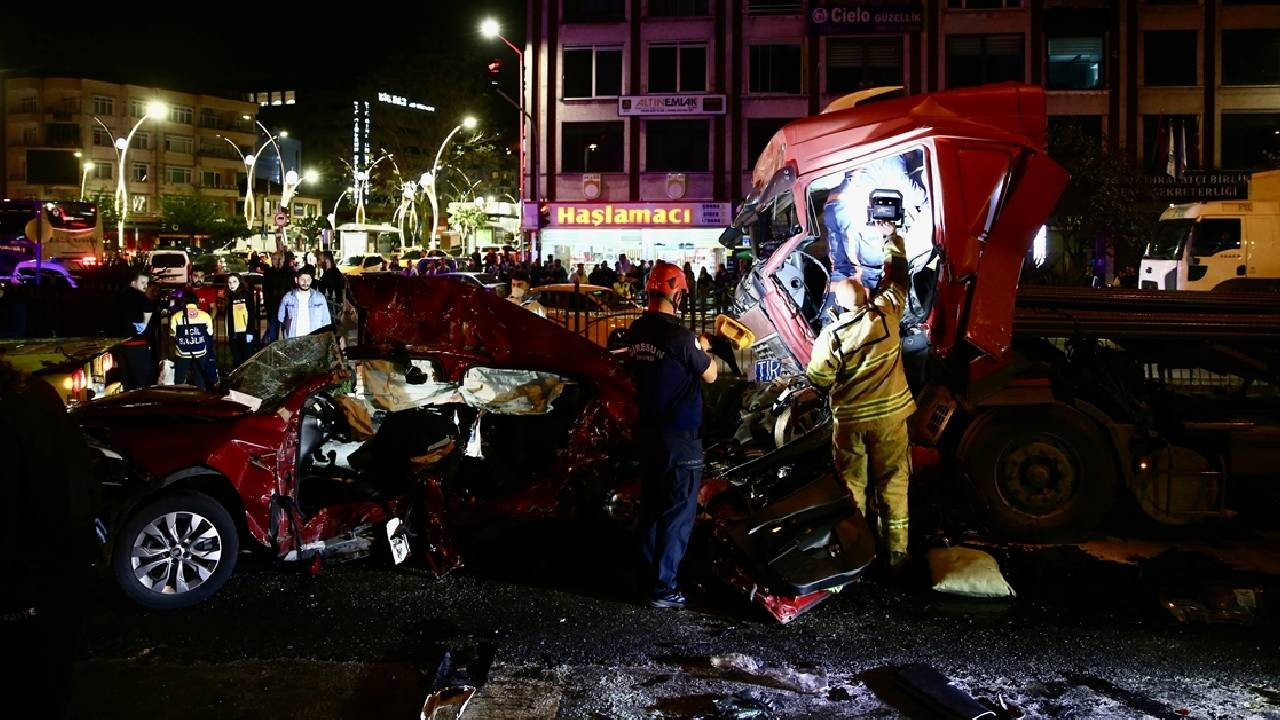 TIR, iki otomobile çarptı! Katliam gibi kazada 5 kişi hayatını kaybetti