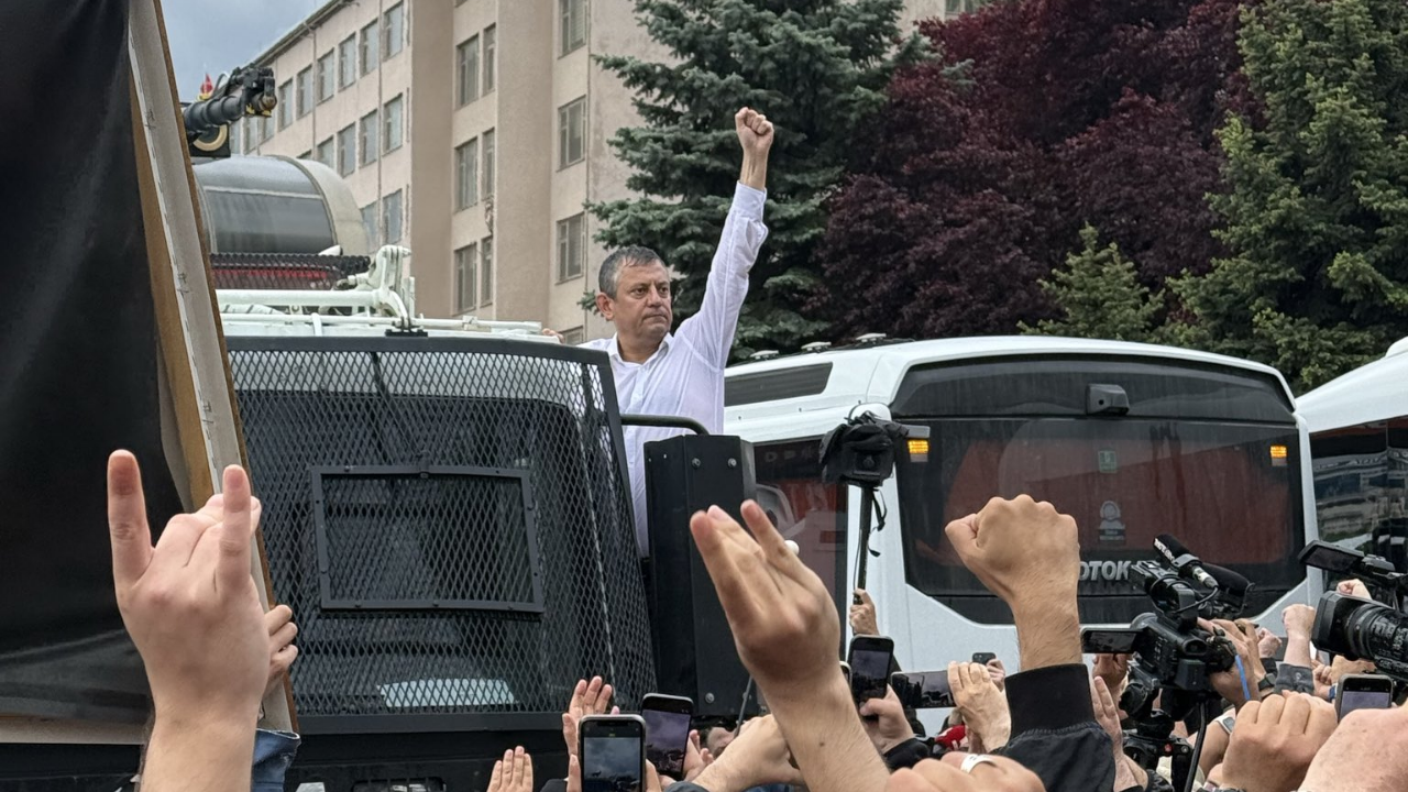 Meclis'e yürüyen Özgür Özel, TOMA'ya çıktı: Makam odasını meraklılara bıraktık!