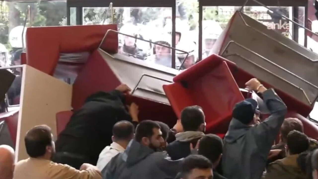 CHP Genel Merkezi'ne girmek isteyen Isparta İl Başkanı Hasan Karaca'nın bacağı kırıldı