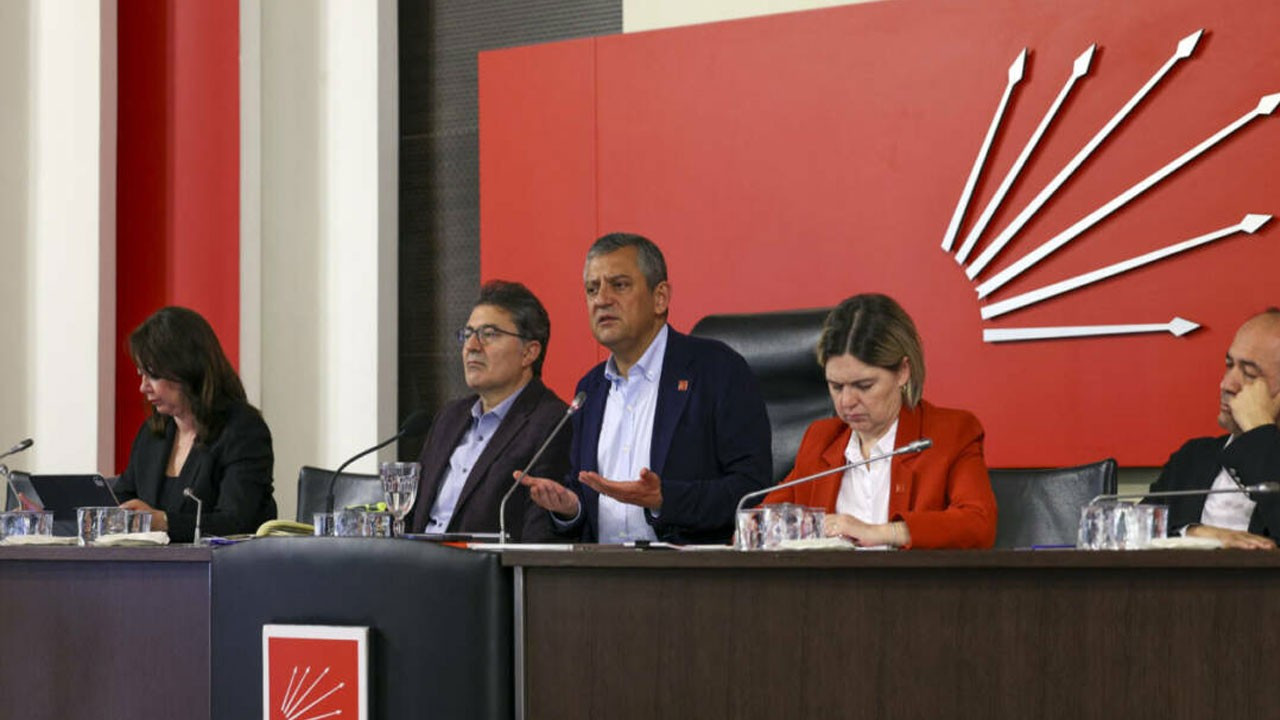 Özgür Özel'den görevleri düşen CHP Parti Meclisi üyeleriyle 6 saatlik toplantı
