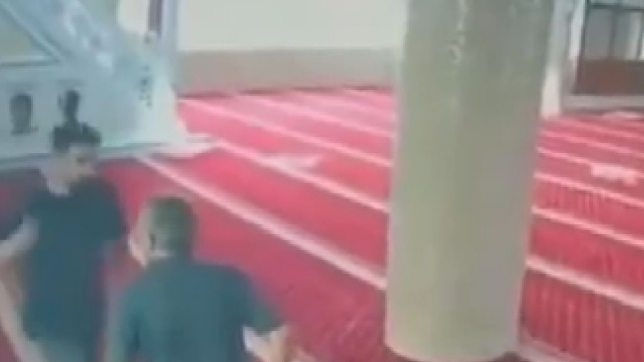 İstanbul'da cami imamına süpürge tartışmasında yumruklu saldırı