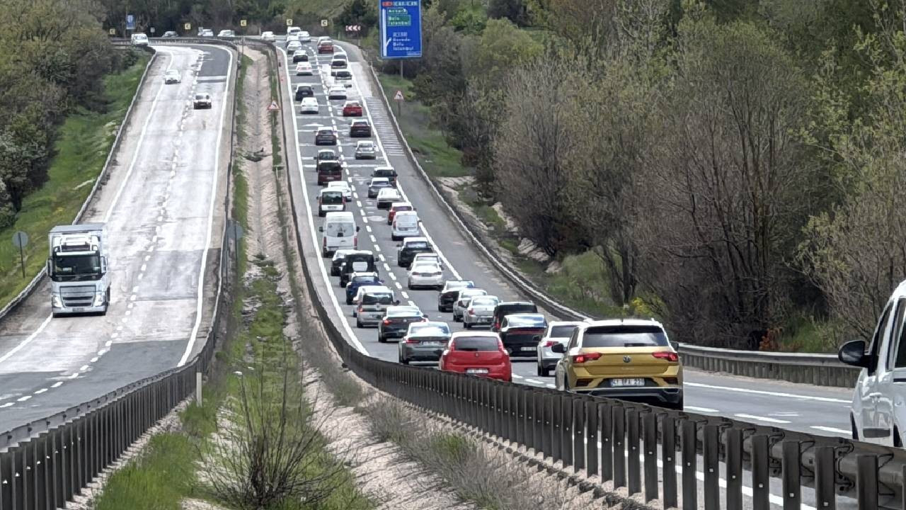 Bayram tatilcilerinin dönüş yolculuğu başladı: Gerede güzergahında uzun araç kuyrukları (Video)