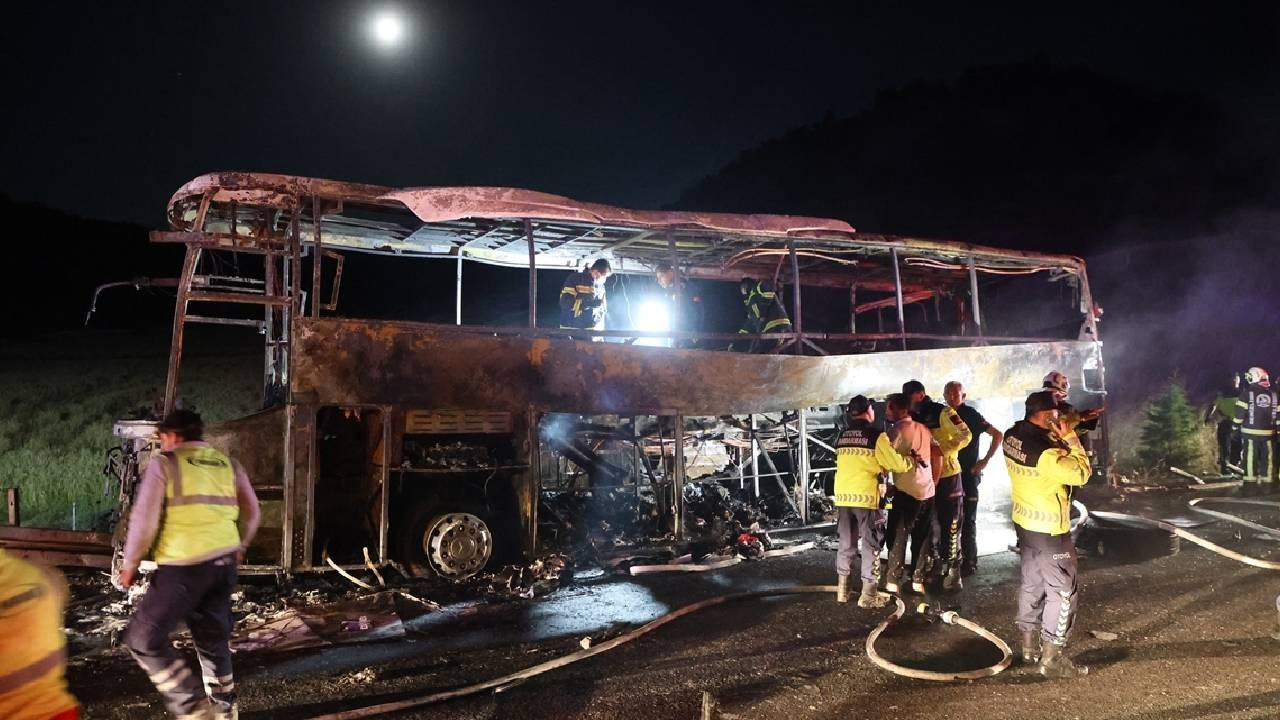 Bariyerlere çarpan yolcu otobüsü yandı: 7 kişi öldü, 30 kişi yaralandı