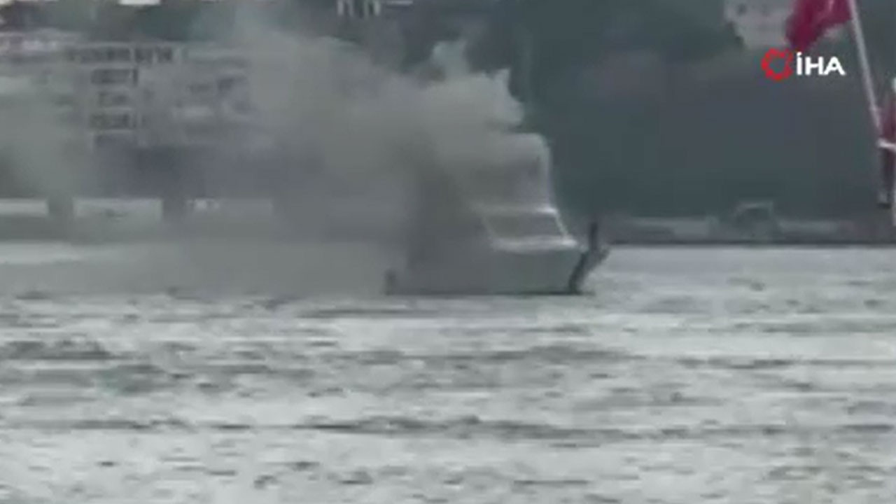 Bebek Sahili'nde bir tekne alevlere teslim oldu
