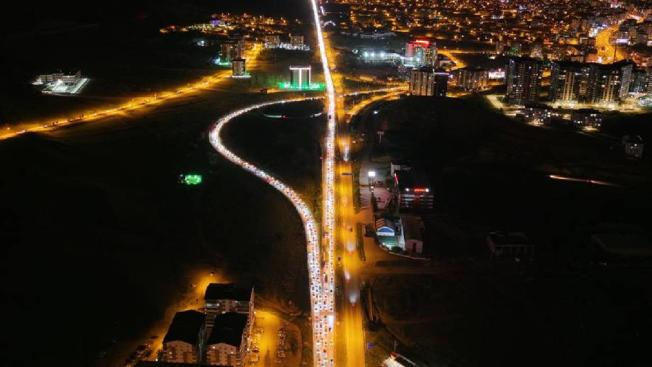 Tatilciler dönüş yolunda: 43 ilin geçiş noktasında kilometrelerce kuyruk (Video)