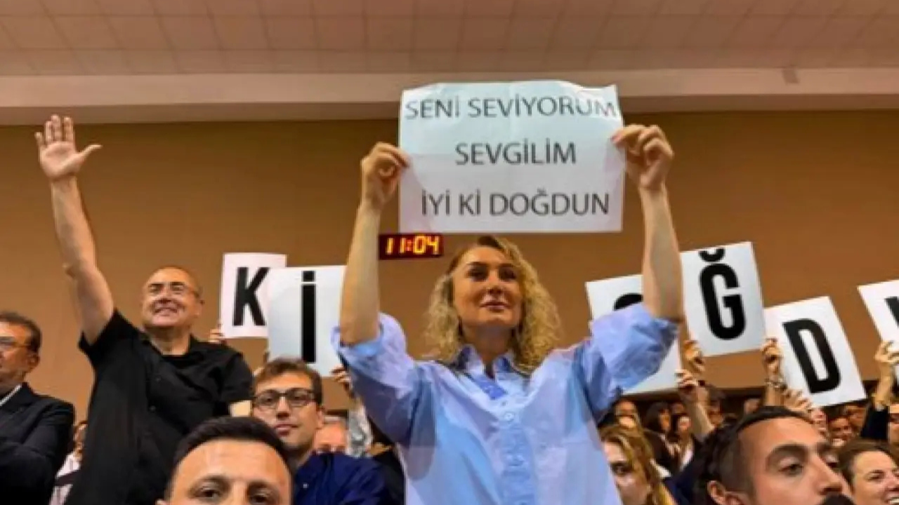 İmamoğlu'ndan "iyi ki doğdun" pankartı açan eşine esprili yanıt: Anneme babama niye doğurdunuz diye dava açarlar