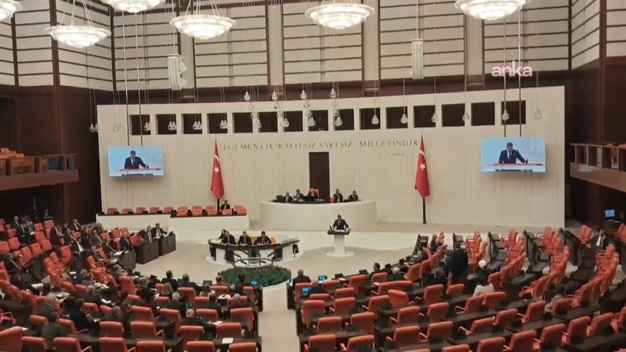 TBMM'de tansiyon yükseldi: CHP, AK Parti'yi sıralara vurarak protesto etti