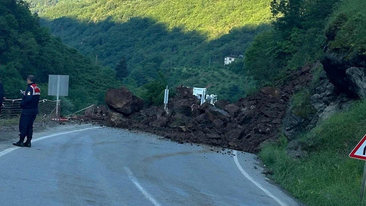 Trabzon-Bayburt karayolu heyelan nedeniyle ulaşıma kapandı