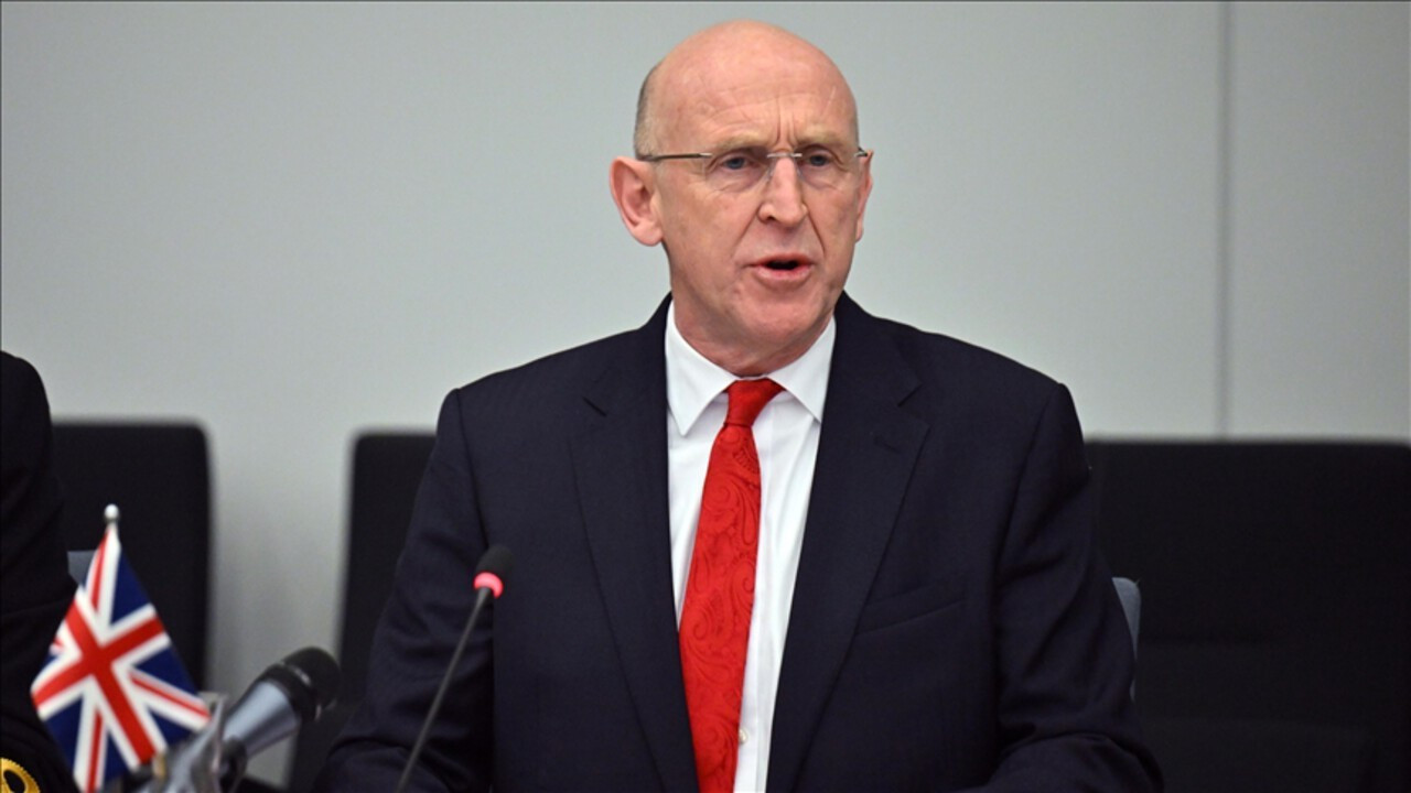 İngiltere Savunma Bakanı John Healey istifa etti