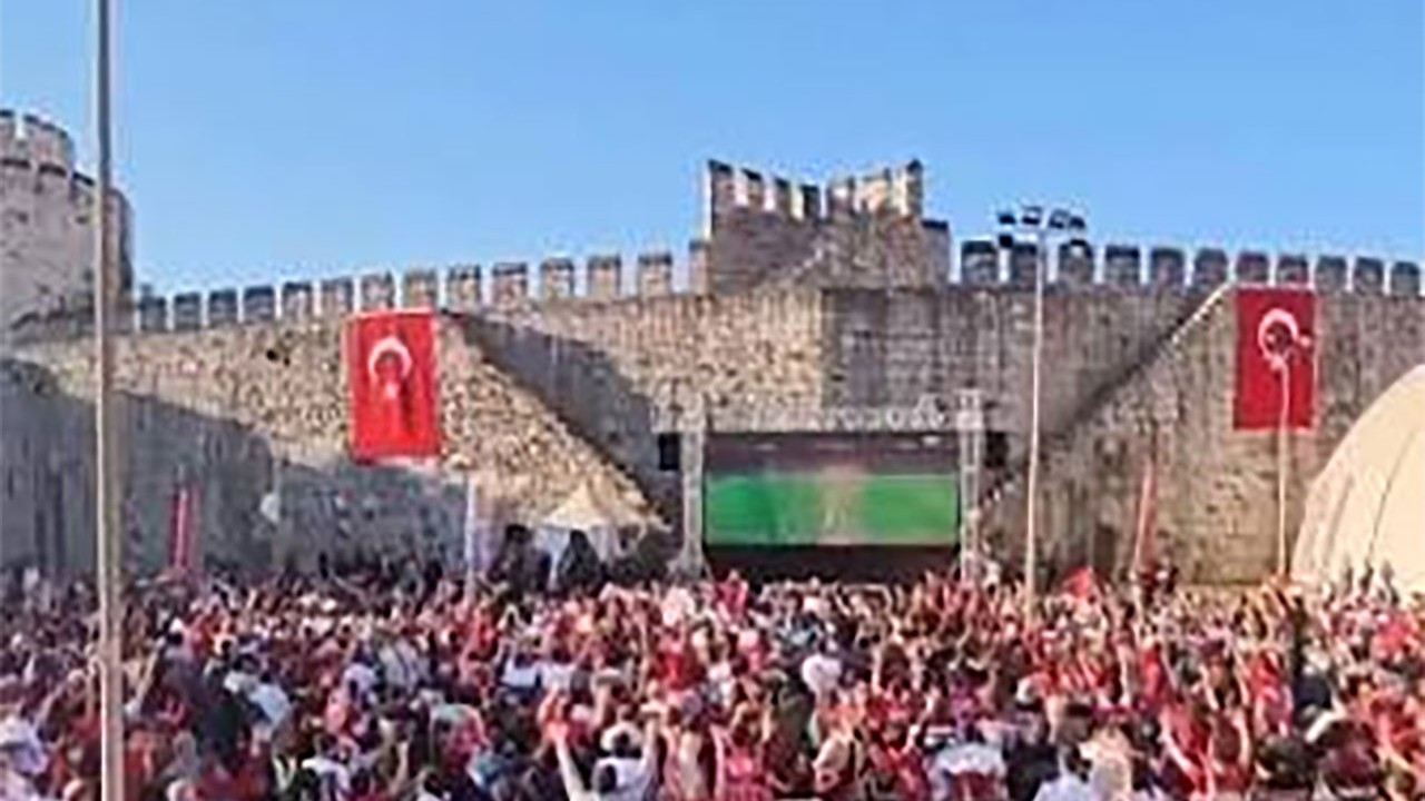 Kepez Belediyesi dev ekranda milli maç yayınını iptal ettiğini duyurdu