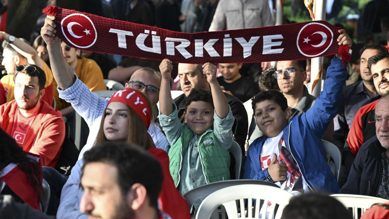 Meydanlarda milli maç izlemek YKS nedeniyle yasaklandı