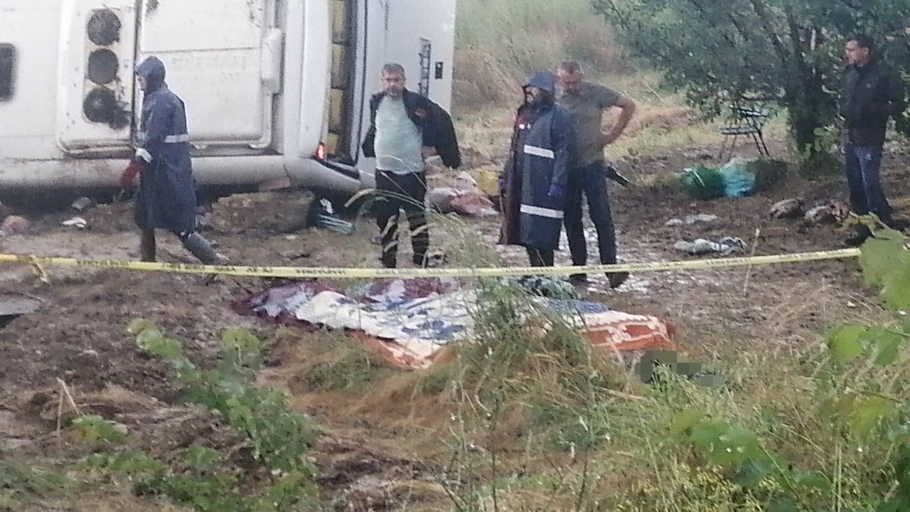 Tur minibüsü şarampole yuvarlandı: 4 ölü, 16 yaralı