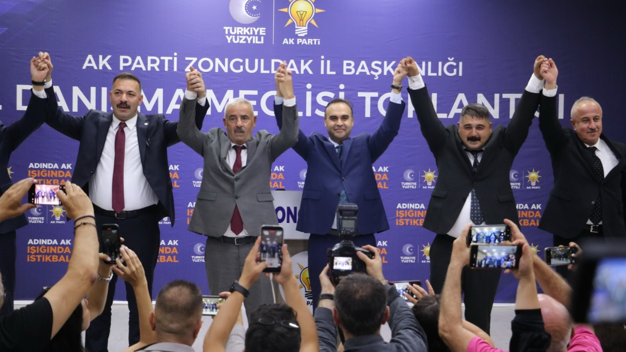Sanayi ve Teknoloji Bakanı Mehmet Fatih Kacır, Zonguldak'ta düzenlenen AK Parti Danışma Meclisi Toplantısı'nda.