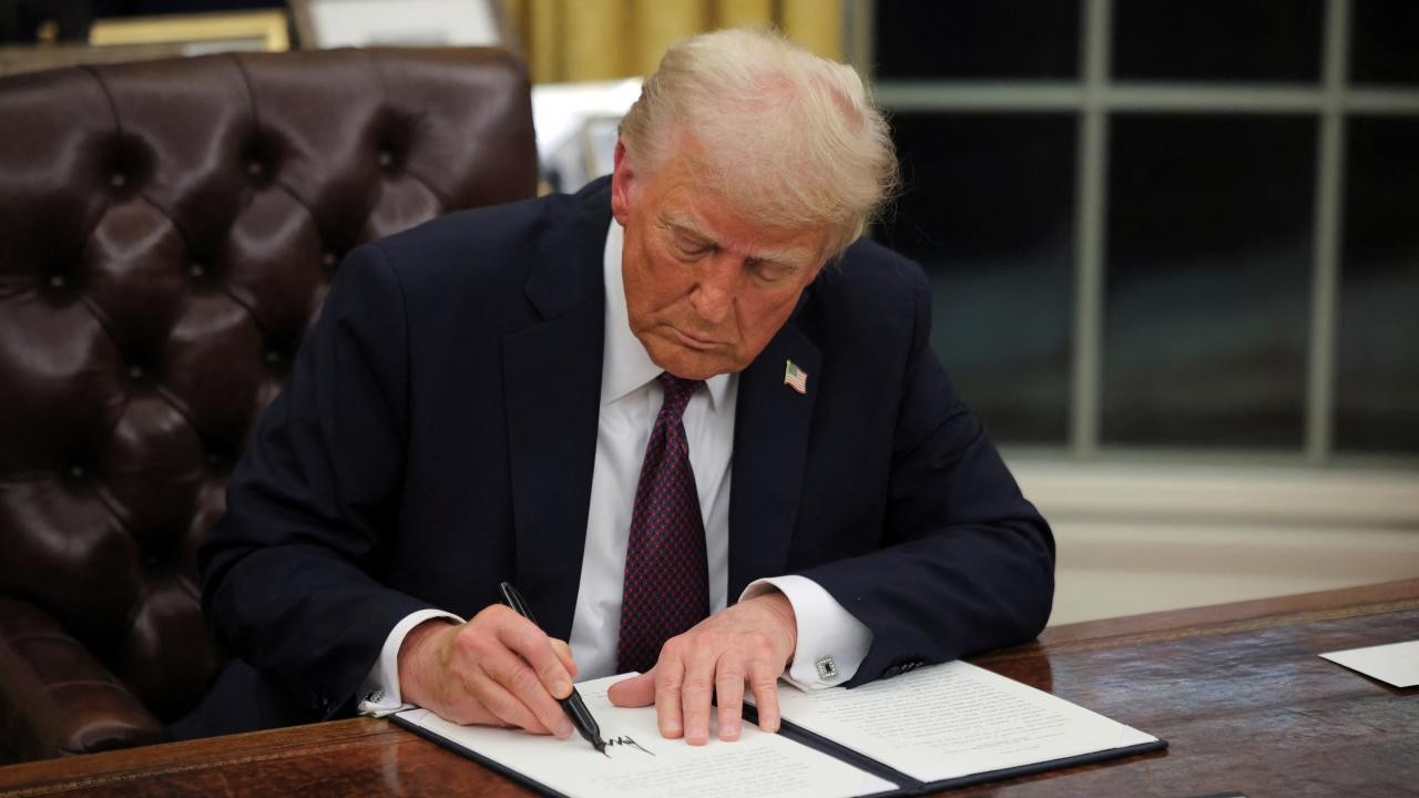 FT: Trump onlarca ülkeye yeni gümrük vergisi getirmeye hazırlanıyor