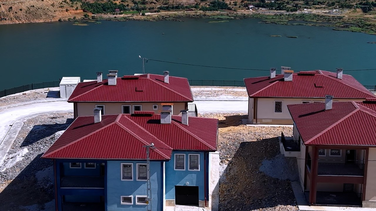 Bakan Kurum, Adıyaman'da tamamlanan deprem köy evlerini paylaştı