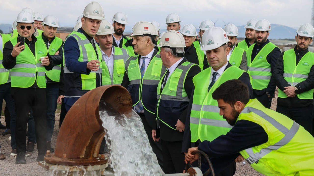 Dikili Jeotermal Isıtmalı Sera Organize Tarım Bölgesi'nde ilk ruhsatlar yatırımcılara teslim edildi