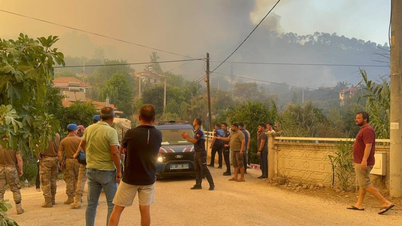 Fethiye'de orman yangın alarmı: Bir mahalle tahliye ediliyor