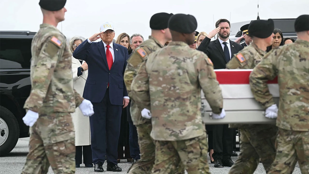Trump, Ürdün ve Irak’ta ölen 4 ABD askerinin cenazelerini karşıladı