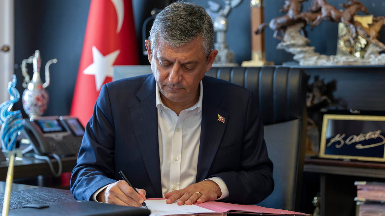 Özgür Özel'den kuruluş sonrası ilk paylaşım: 'YENİ Parti'yi kuran, milletimizdir'