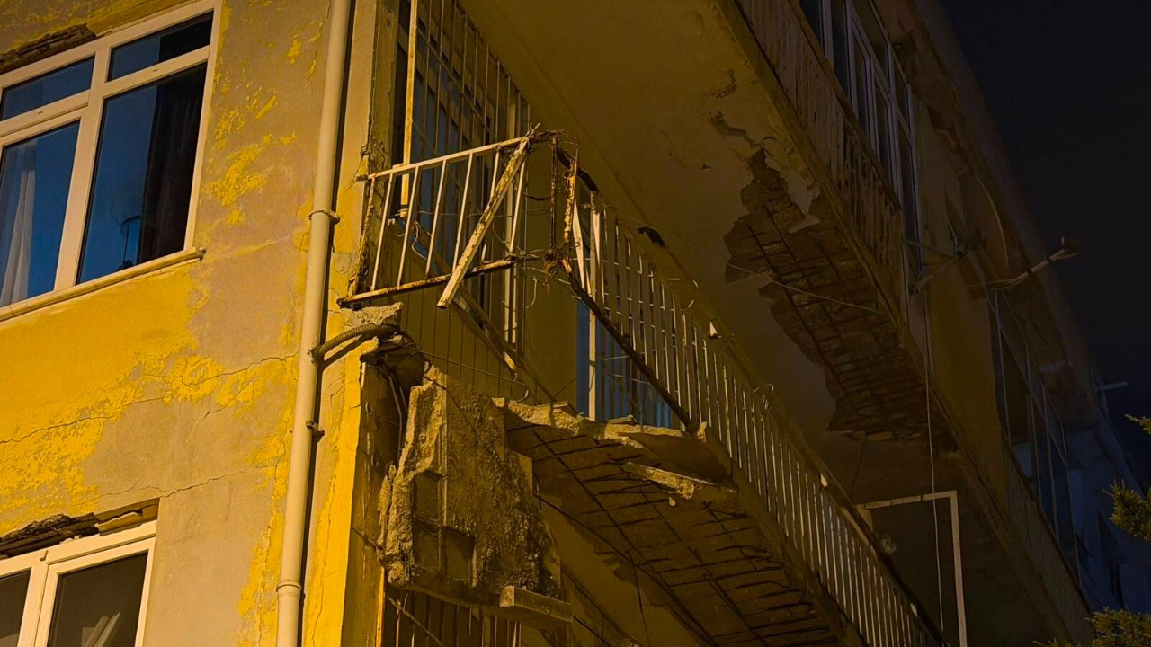 Üsküdar’da balkonunda kısmi çökme meydana gelen 4 katlı bina mühürlendi