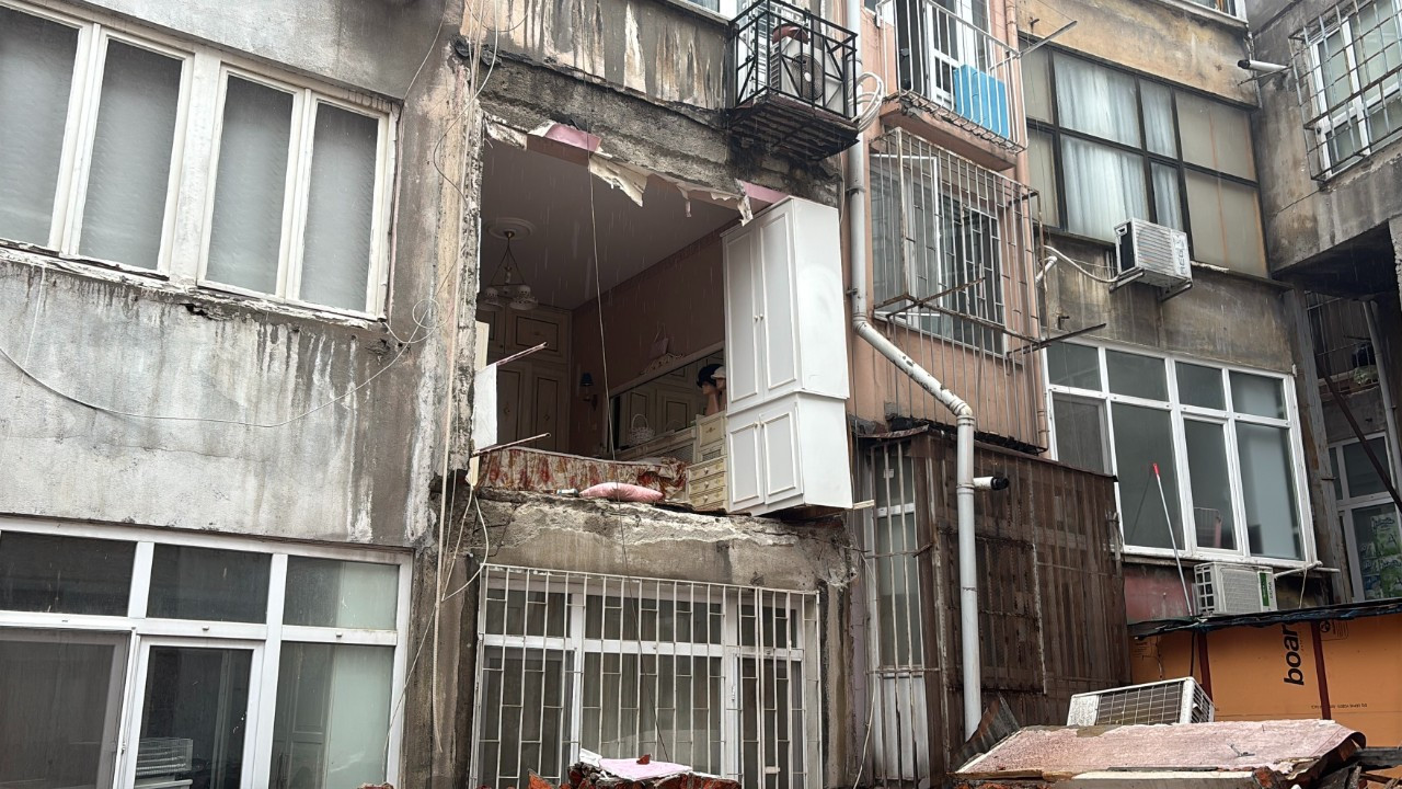 97 yaşındaki kadının yatak odasının duvarı çöktü