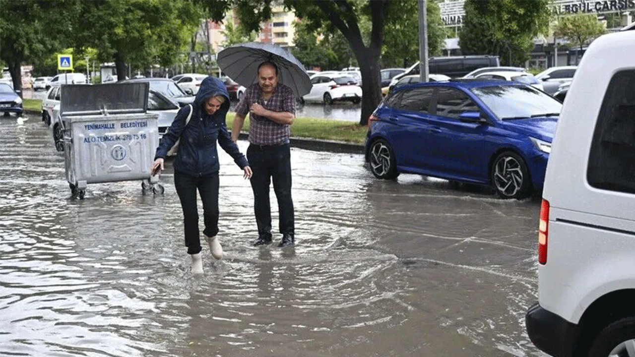 Ankara'da sağanak yağış etkili oluyor