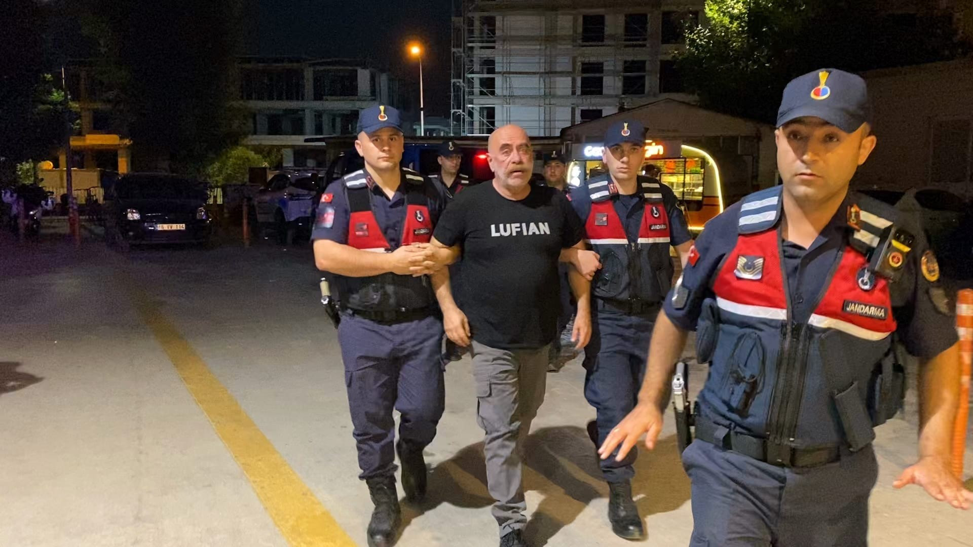 Ünlü yönetmen Ezel Akay adli kontrolle serbest kalmıştı: Evimi merak edenleri evime beklerim