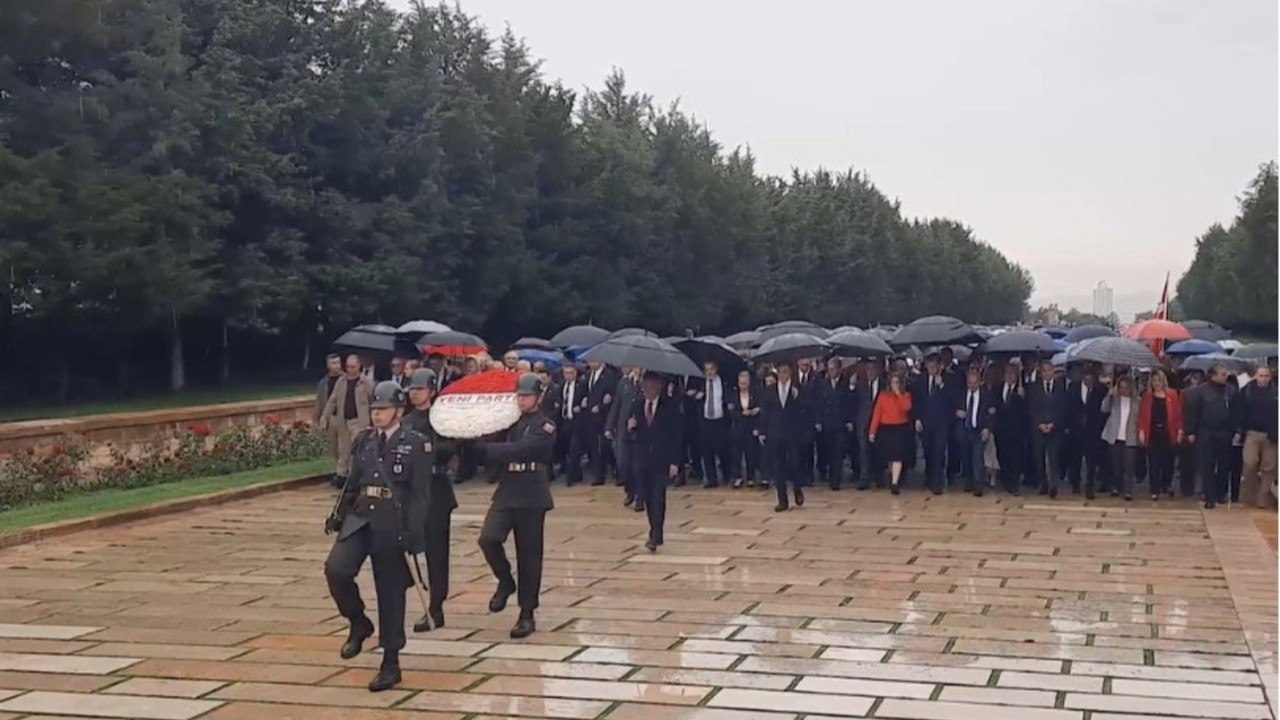 Özgür Özel, Anıtkabir'e yürüdü