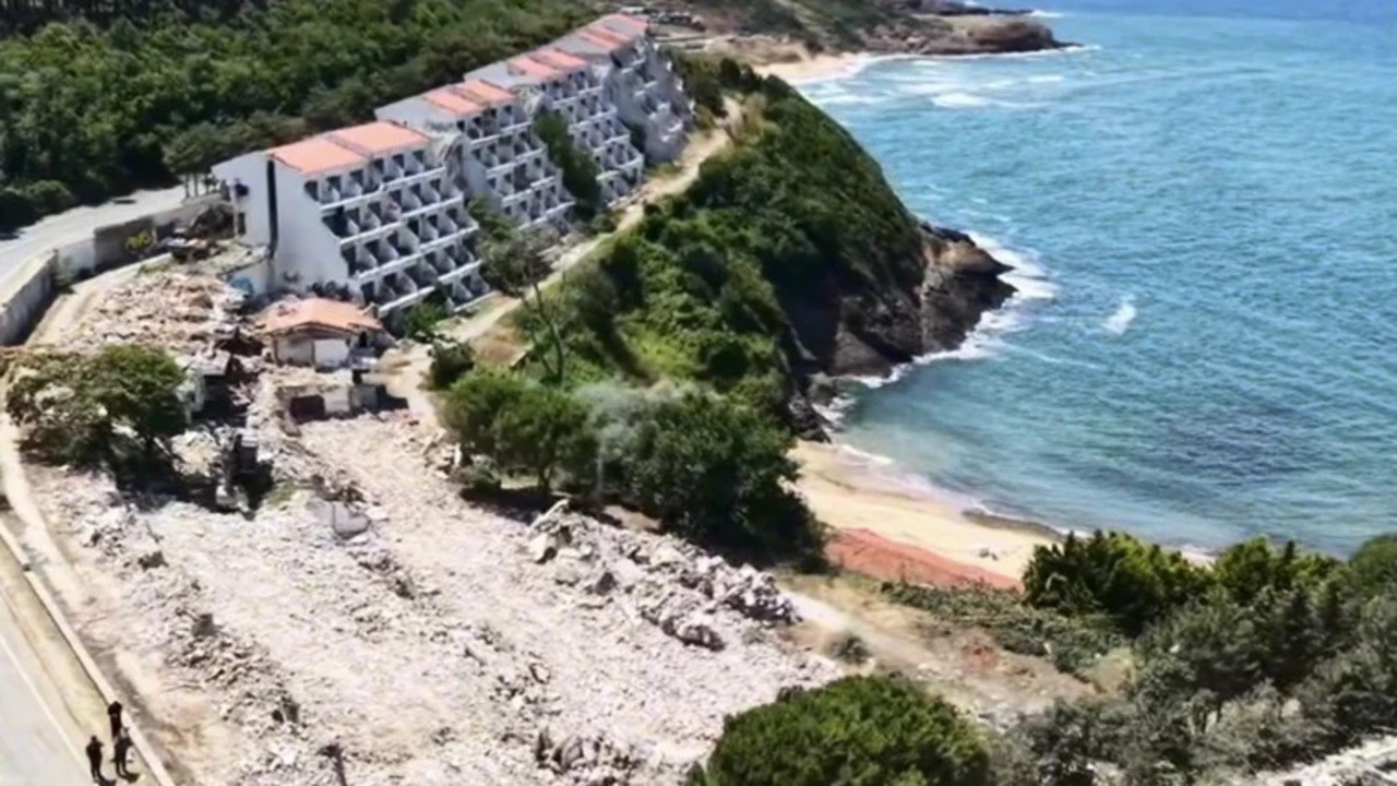 Riva'da milli takımın eski kamp otelinin yıkımına başlandı
