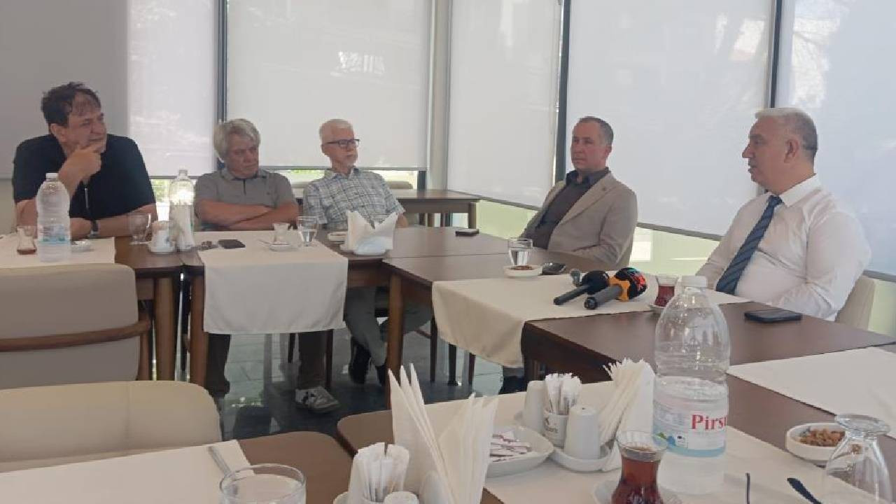 Bergama Belediye Başkanı, 19 meclis üyesi ile Yeni Parti'ye geçti