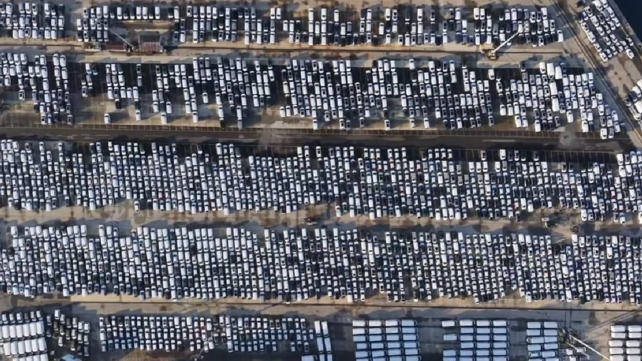 Binlerce sıfır otomobil aynı karede! Haydarpaşa Limanı'nda dikkat çeken görüntü