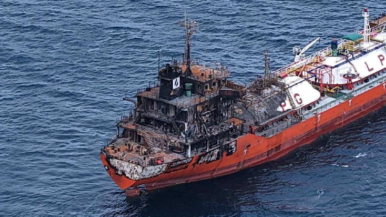 Karadeniz’de dron saldırılarında hasar alan bir gemi daha Trabzon’a geldi (Video)