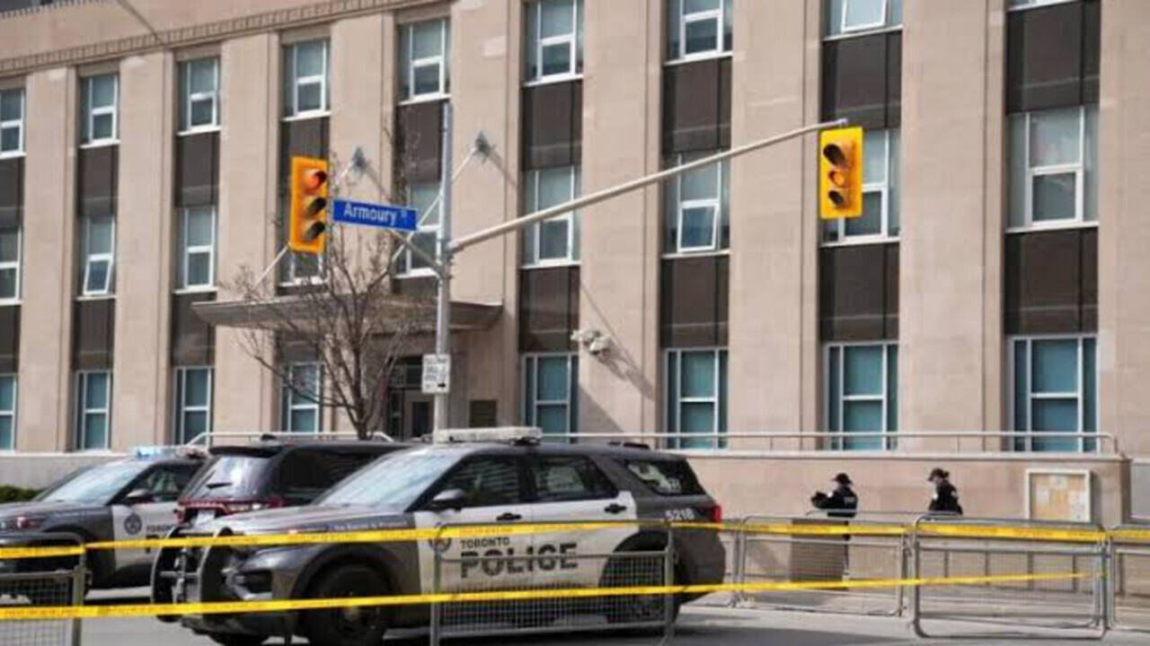 Toronto'daki ABD Konsolosluğu önünde silah sesleri
