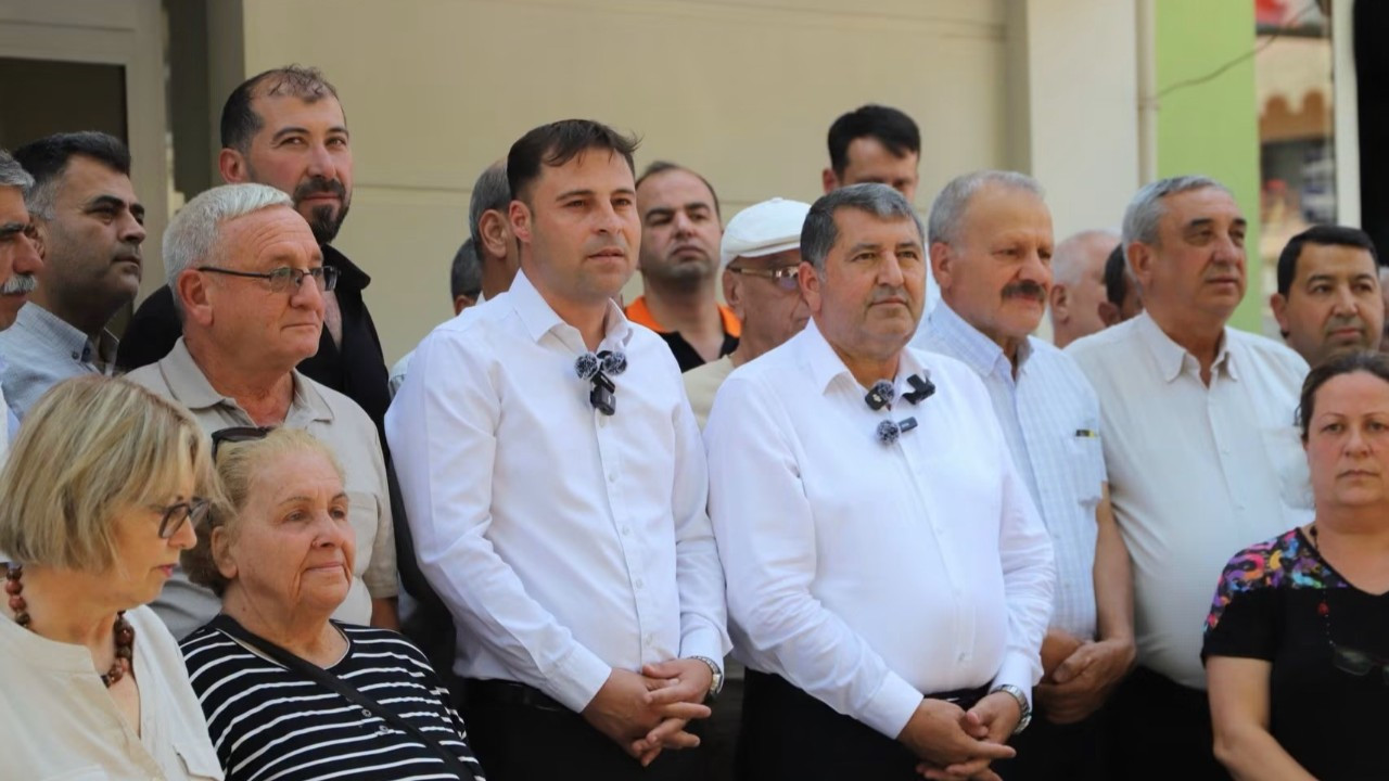 CHP'de toplu istifalar: Bayındır Belediye Başkanı ve partililer Yeni Parti'ye katıldı