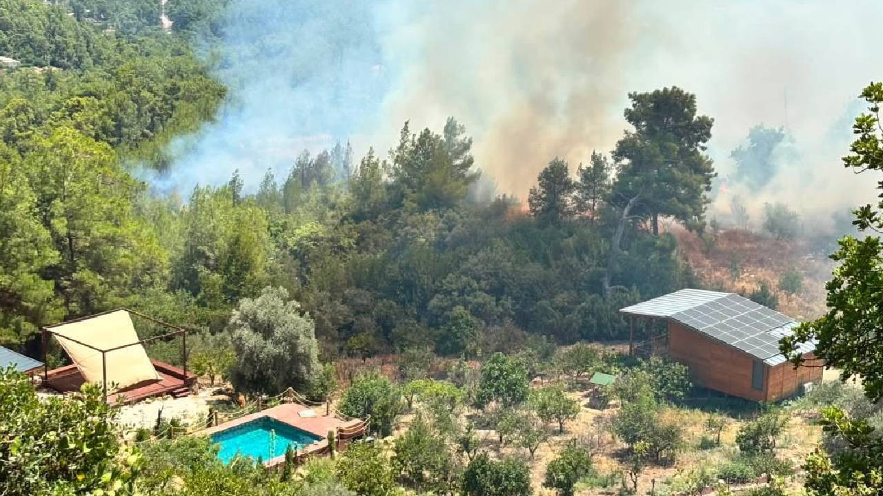 Antalya Kumluca'da orman yangını: Yerleşim yerlerini tehdit ediyor, Kemer yolu kapandı