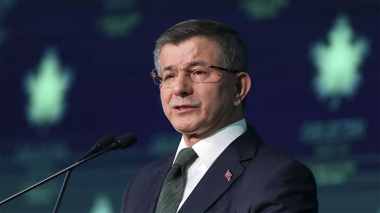 Davutoğlu siyaseti mi bırakıyor? Gözler saat 14.00'e çevrildi
