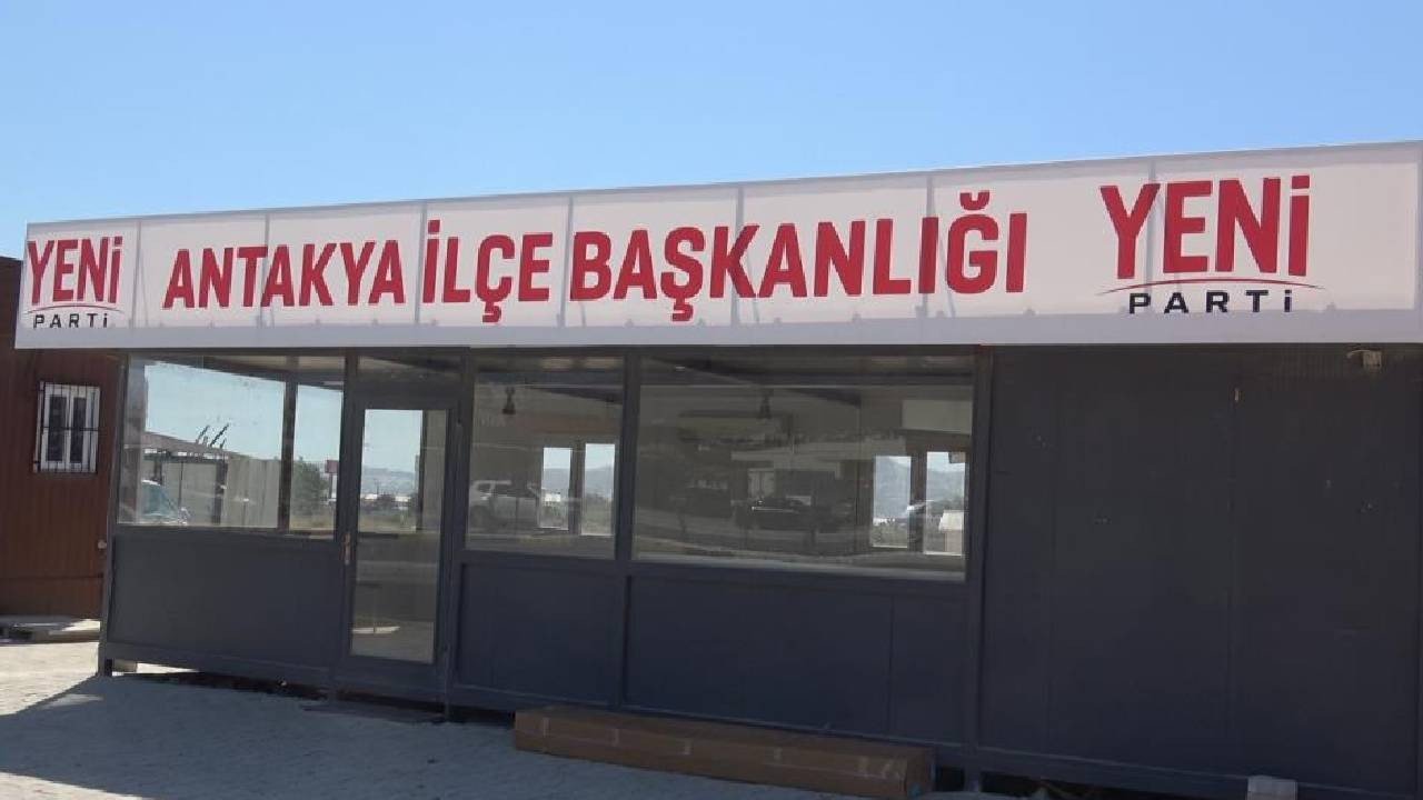 YENİ Parti'nin ilk tabelası Antakya'da konteyner binaya asıldı