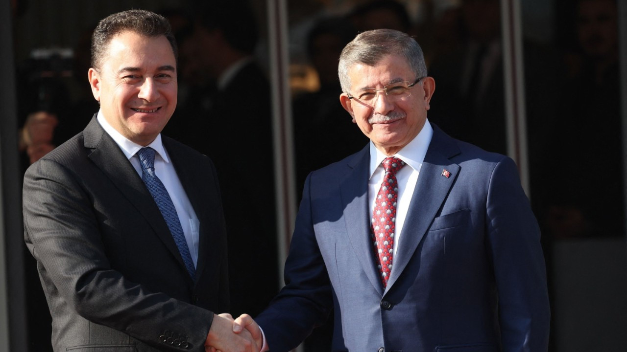 Babacan'dan Gelecek Partisi'ni kapatan Davutoğlu'na ziyaret