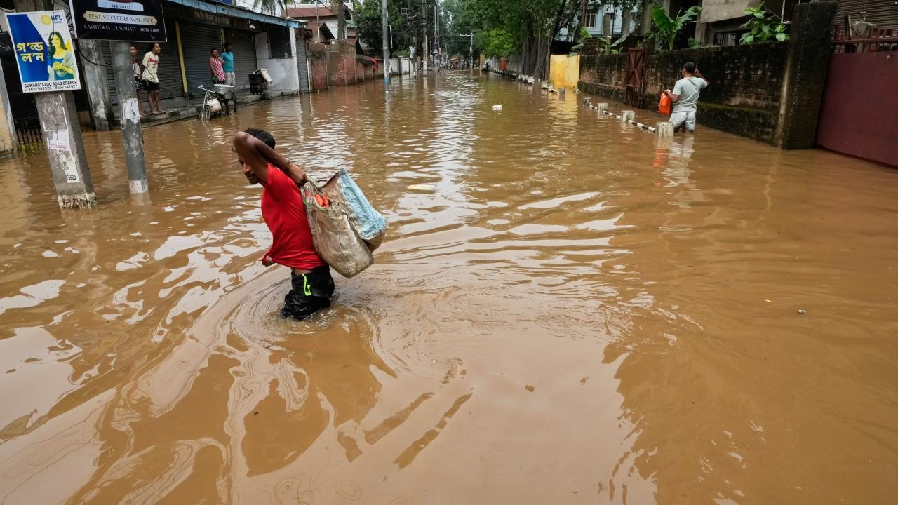Hindistan'da şiddetli yağışlar can aldı: 8 kişi hayatını kaybetti