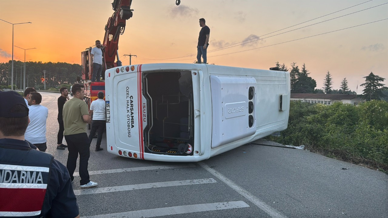 Samsun'da halk otobüsü şarampole devrildi: 21 yaralı
