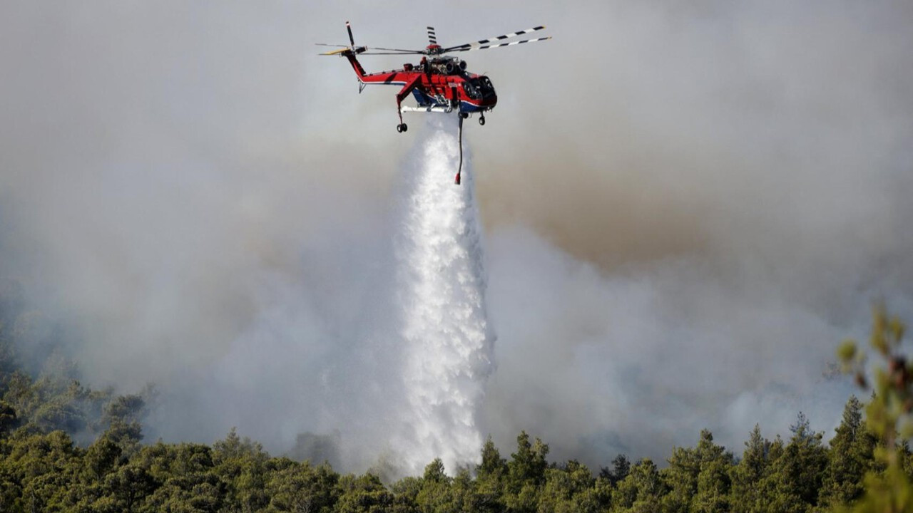 Yunanistan’da İki yangın söndürme helikopteri havada çarpıştı