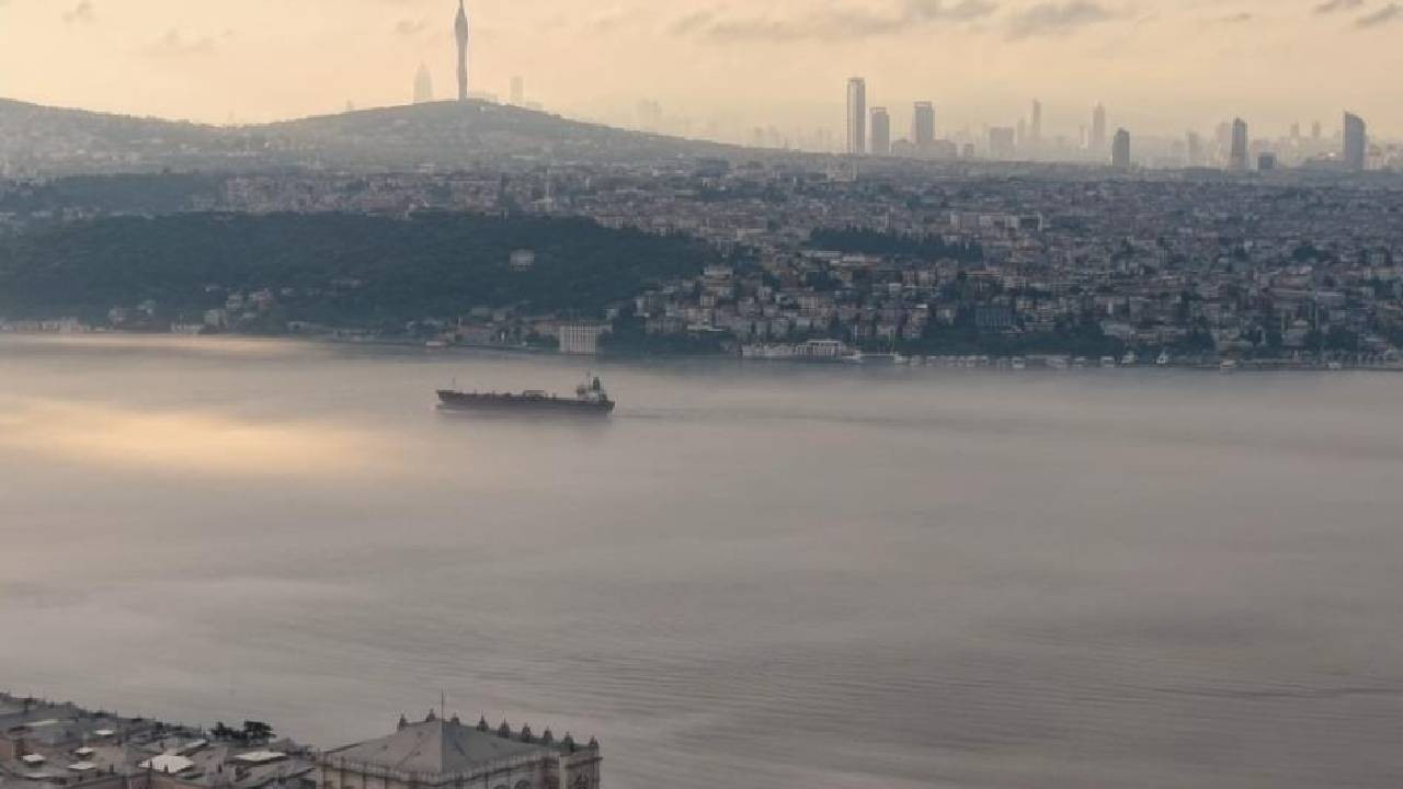 İstanbul'da yoğun sis: Boğaz hattı trafiğe kapatıldı