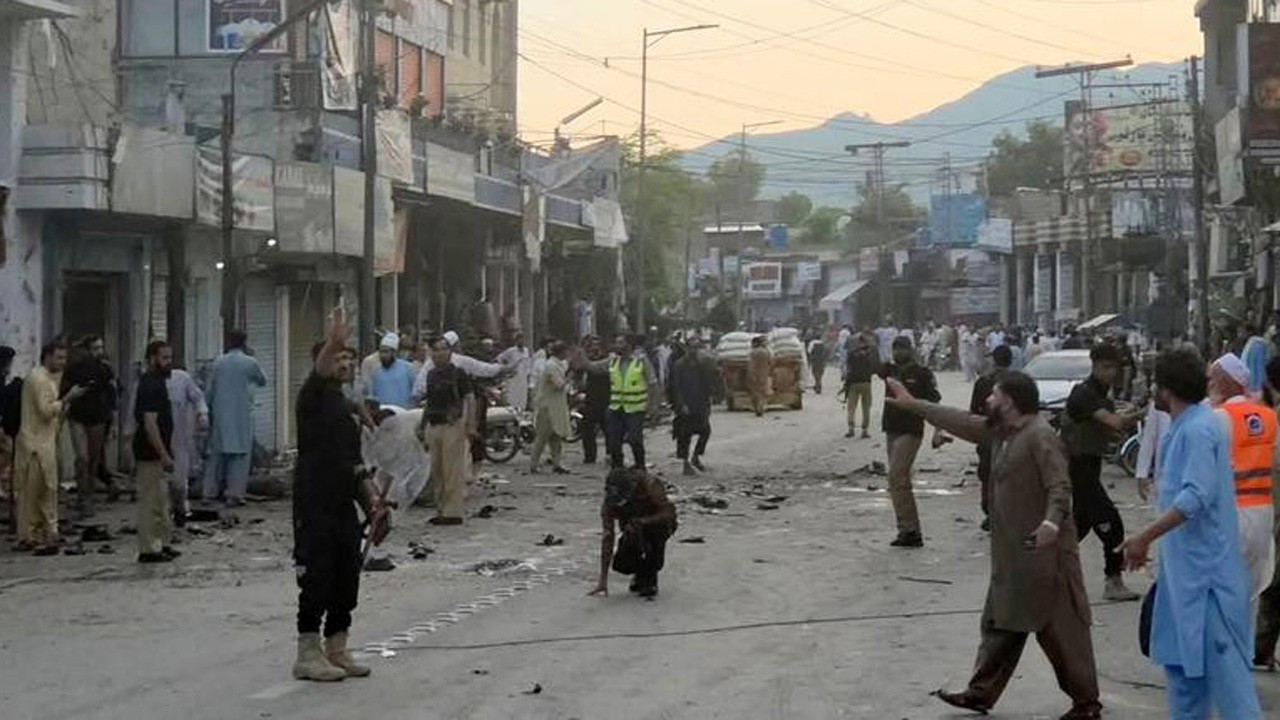 Pakistan'da polis karakolu önünde patlama: 14 ölü