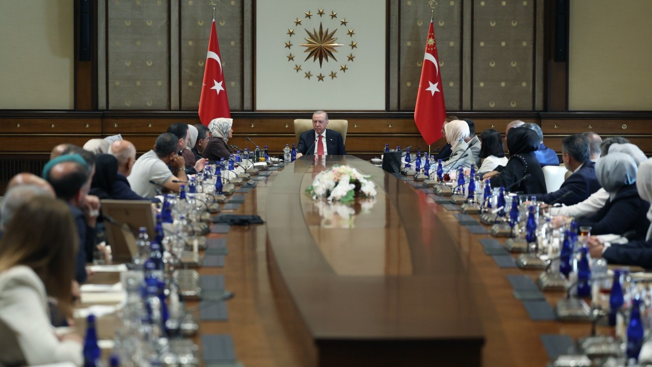 Erdoğan, okul saldırısında hayatını kaybeden öğrencilerin aileleriyle görüştü