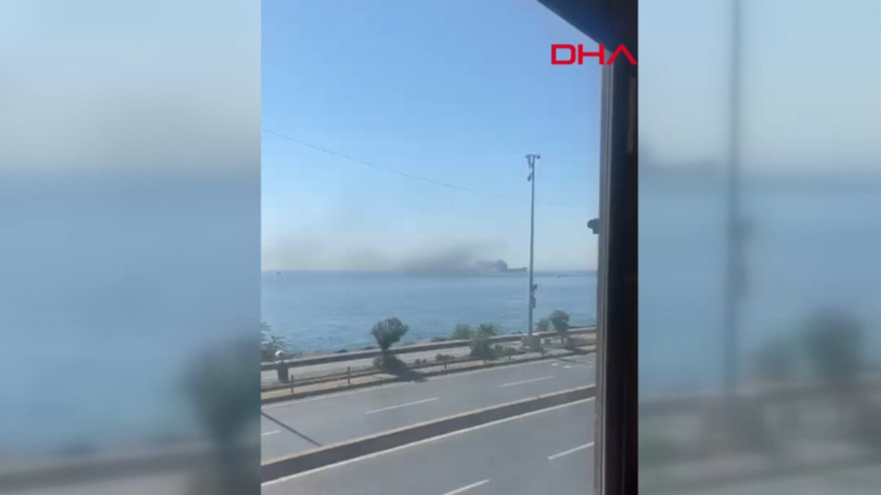 Fatih açıklarında gemide yangın çıktı: Bölgeye çok sayıda ekip sevk edildi
