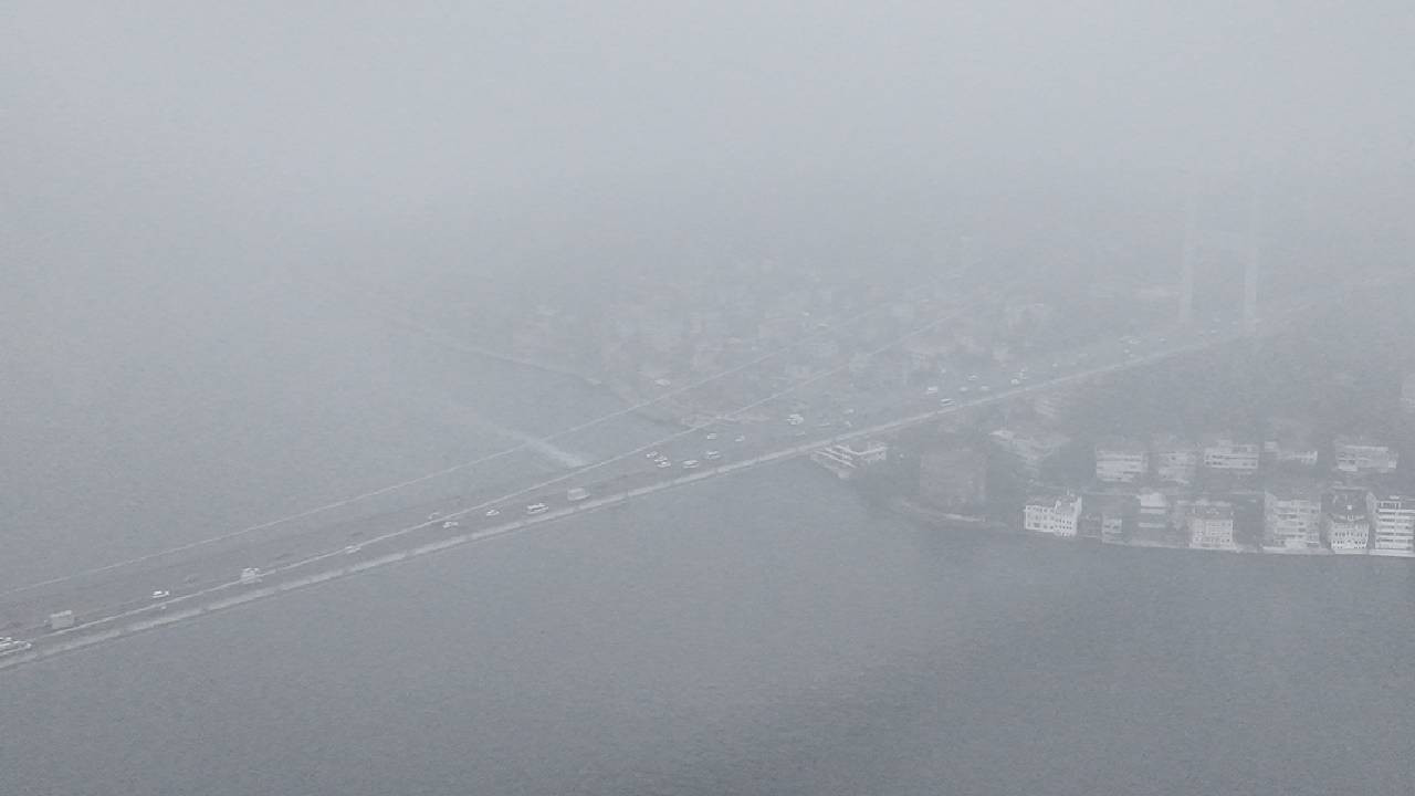 İstanbul’da yoğun sis: Boğaz'da göz gözü görmedi