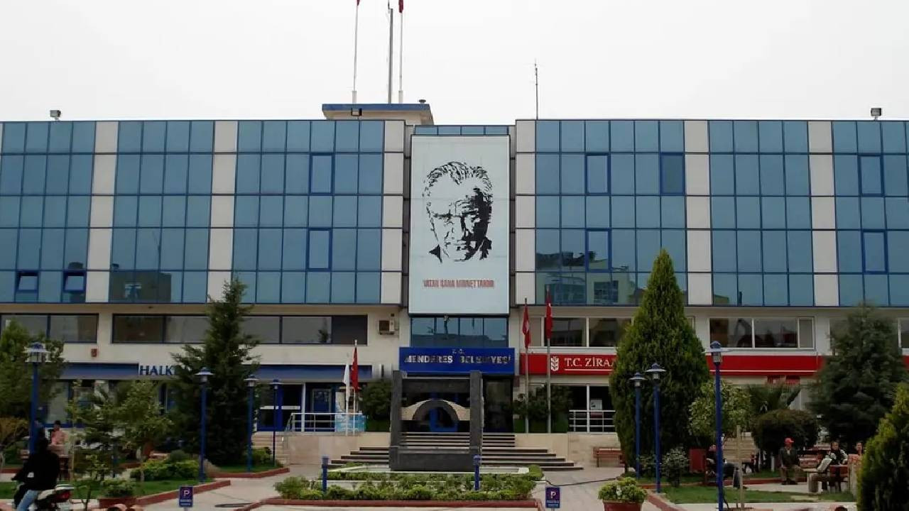 Son dakika... İzmir'de Menderes Belediyesi'ne operasyon: Başkan İlkay Çiçek gözaltında
