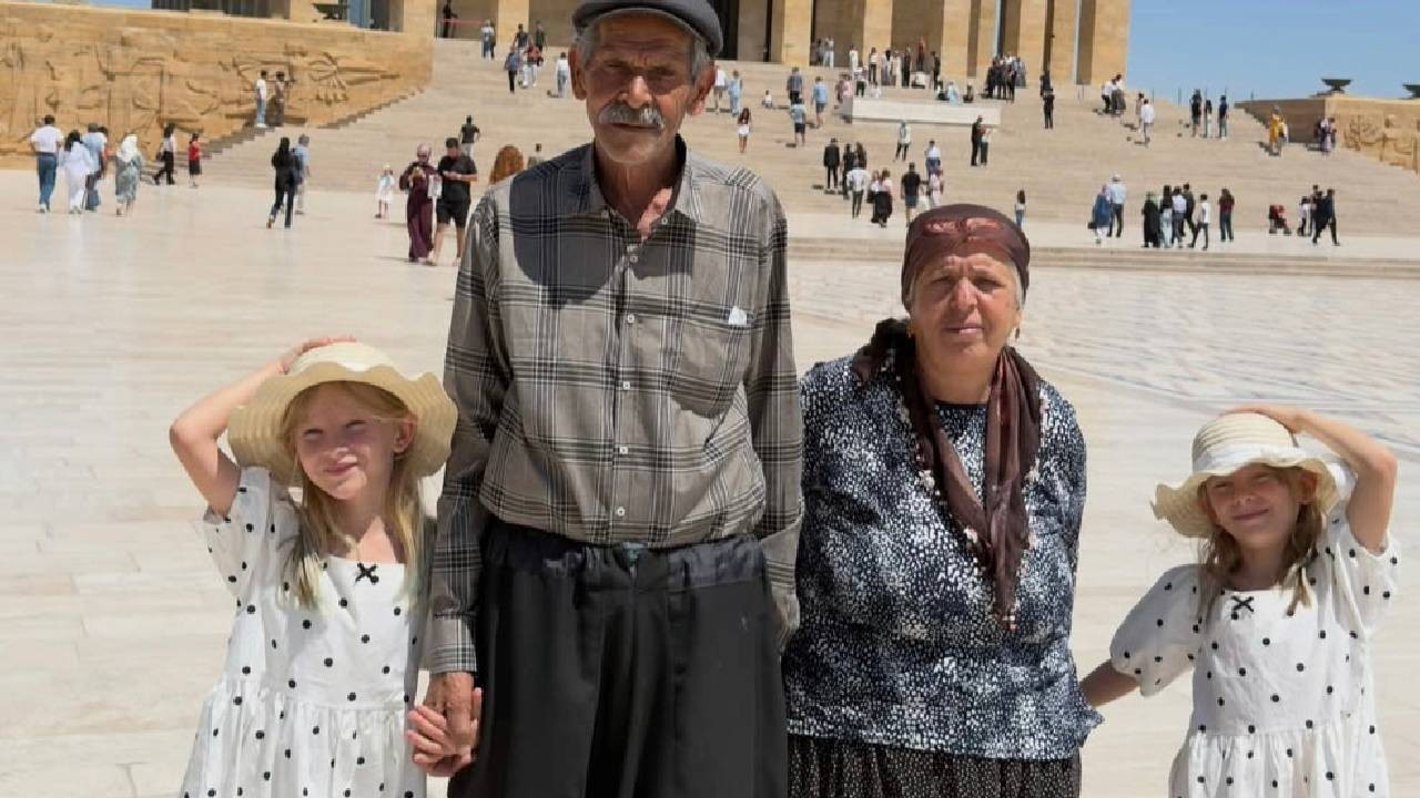 Evlerini satıp anne ve baba oldular: 34 yıl sonra dünyaya gelen ikiz kızlarıyla Anıtkabir’i ziyaret ettiler