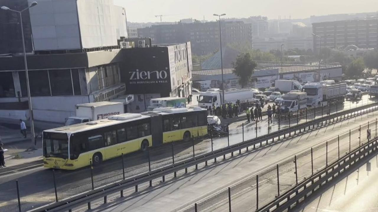 Küçükçekmece'deki İETT kazasında 3 can kaybı: Kaza anı kamerada