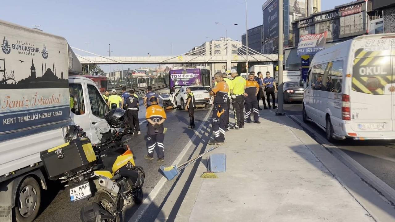 Otomobil, İETT otobüsüne çarptı, can pazarı yaşandı: 3 kişi hayatını kaybetti